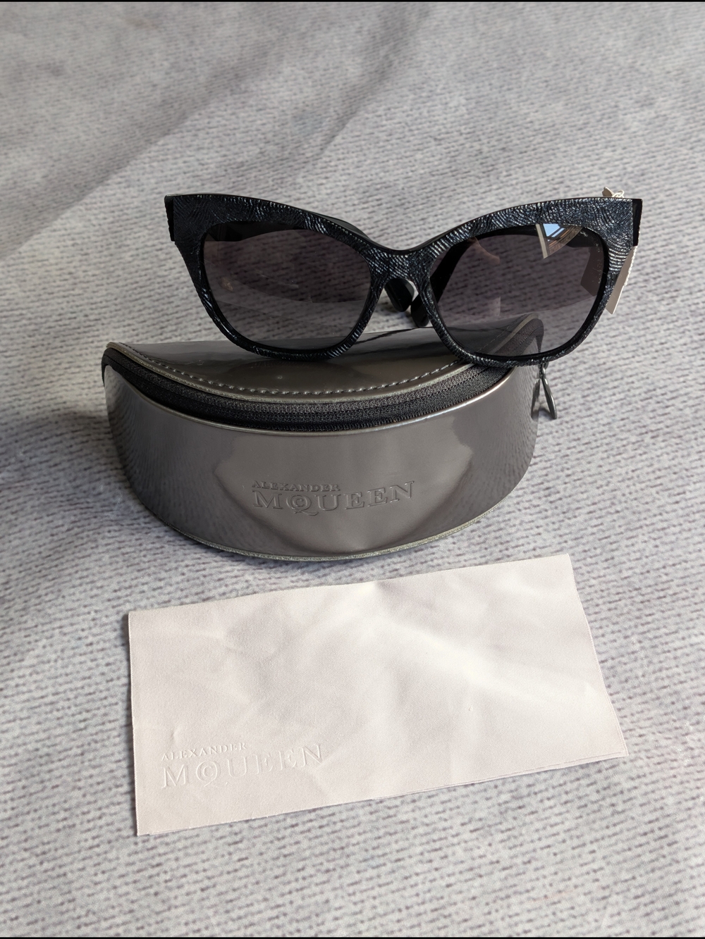 Authentic Alexander McQueen AMQ 4261/S OFTJD Sunglasses Black On Black Frame